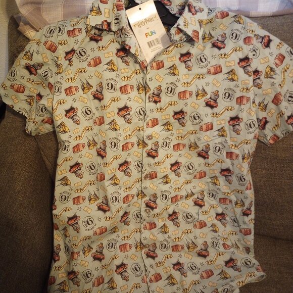 New L Harry Potter Button-Up: Platform 9 3/4 & Hogwarts Express - Picture 5 of 5
